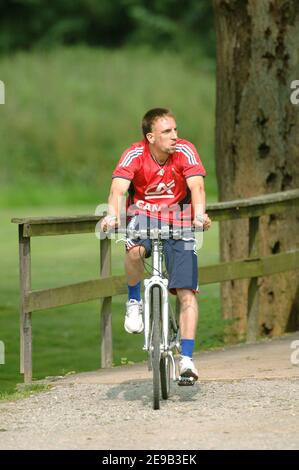 Le 28 juin 2006, Franck Ribery, de France, fait du vélo dans le jardin du Schlosshotel Munchaussen à Aerzen, près de Hanovre, en Allemagne. La France a battu l'Espagne 3-1 le 27 juin, pour passer aux huit derniers pour un match contre le Brésil dans le tournoi de la coupe du monde de football 2006. Photo de Gouhier-Hahn-Orban/Cameleon/ABACAPRESS.COM Banque D'Images