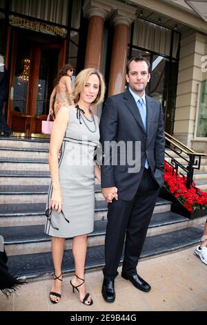 EXCLUSIF. L'actrice AMÉRICAINE Kim Raver de '24' et son mari Manuel Boyer quittent l'Hôtel de Paris lors du 46e Festival de télévision de Monte Carlo, à Monaco le 29 juin 2006. Photo de Denis Guignebourg/ABACAPRESS.COM Banque D'Images