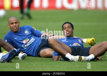 Ronaldinho et Ronaldo au Brésil lors d'une session d'entraînement au stade Bergisch Gladbach à Cologne, en Allemagne, le 29 juin 2006. Le Brésil joue la France au quart de finale de la coupe du monde de la FIFA 2006 à Francfort-sur-le-main le 1er juillet. Photo de Gouhier-Hahn-Orban/Cameleon/ABACAPRESS.COM Banque D'Images