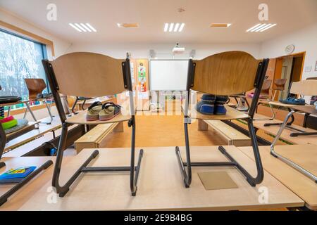 École primaire, salle de classe de 3e année, école moderne équipée, nouveau bâtiment, vide, pendant le confinement en janvier 2021, les élèves apprennent surtout à la maison, NRW, G. Banque D'Images