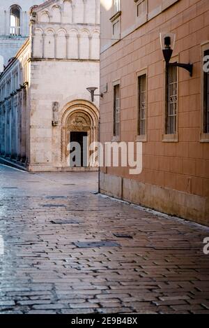 Rue dans la vieille ville avec la cathédrale de la ville en arrière-plan, , Zadar, Dalmatie, Croatie Banque D'Images