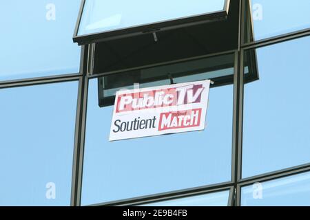 Les journalistes du grand magazine français Paris Match de l'éditeur de Hachette Filipacchi, commencent une grève pour la première fois dans l'histoire de la revue 57 ans. Ils soutiennent leur rédacteur en chef, Alain Genestar, qui a reçu l'ordre de démissionner après avoir contrarié le ministre de l'intérieur Nicolas Sarkozy. Des panneaux d'affichage de soutien sont suspendus dans le bâtiment Hachette à Levallois-Perret, près de Paris, le 29 juin 2006. Photo de Pierre Suu/ABACAPRESS.COM Banque D'Images