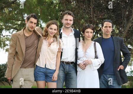 Les membres du casting Yannis Barabans, Claire keim, Stephan Guerin-Tillie, Natacha Lindinger et Boris Terral de la série télévisée française « le maitre du Zodiaque » pose dans le jardin japonais de Monaco dans le cadre du 46e Festival de télévision de Monte Carlo le 30 juin 2006. Photo de Denis Guignebourg/ABACAPRESS.COM Banque D'Images