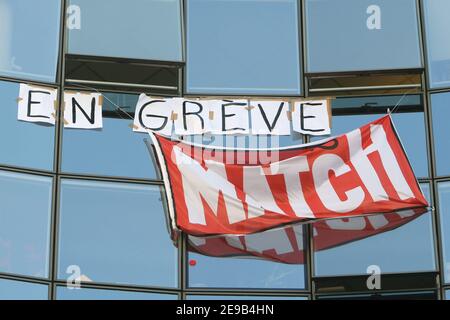 Les journalistes du grand magazine français Paris Match de l'éditeur de Hachette Filipacchi, commencent une grève pour la première fois dans l'histoire de la revue 57 ans. Ils soutiennent leur rédacteur en chef, Alain Genestar, qui a reçu l'ordre de démissionner après avoir contrarié le ministre de l'intérieur Nicolas Sarkozy. Des panneaux d'affichage de soutien sont suspendus dans le bâtiment Hachette à Levallois-Perret, près de Paris, le 29 juin 2006. Photo de Pierre Suu/ABACAPRESS.COM Banque D'Images