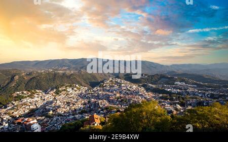 Mexique, point de vue de la ville de Taxco surplombant les collines pittoresques et le centre historique colonial coloré. Banque D'Images