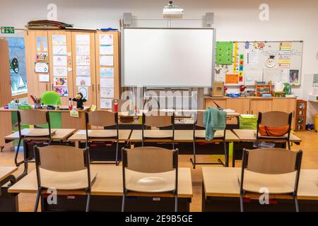 École primaire, salle de classe de 4e année, école moderne équipée, nouveau bâtiment, vide, pendant le confinement en janvier 2021, les élèves apprennent surtout au cdm Banque D'Images