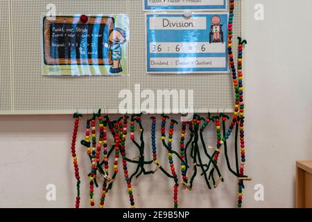 Tableau d'apprentissage, chaîne arithmétique, pour les mathématiques, dans une école primaire, école moderne équipée, nouveau bâtiment, vide, pendant le confinement en janvier 2021, Banque D'Images