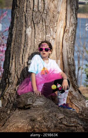 4-6-2019 Tulsa USA petite fille qui a participé à holi couleur courir avec tutu rose vif et lunettes de soleil et Tatouage temporaire heureux sur les ancêtres Banque D'Images
