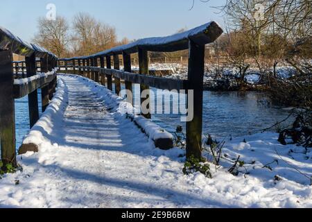 Hiver dans Watermead Park à Leicester, belle neige fraîche et jour ensoleillé. Ciel bleu fantastique. Banque D'Images