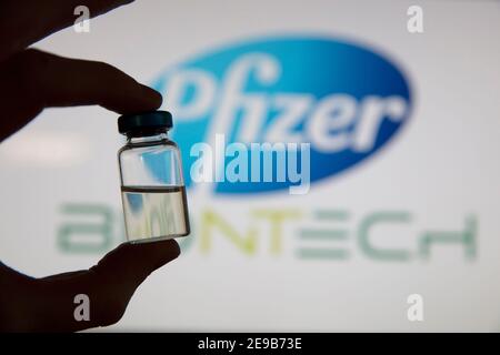 OXFORD, Royaume-Uni - février 2020 : flacon de vaccin contre le covid devant le logo pfizer Banque D'Images