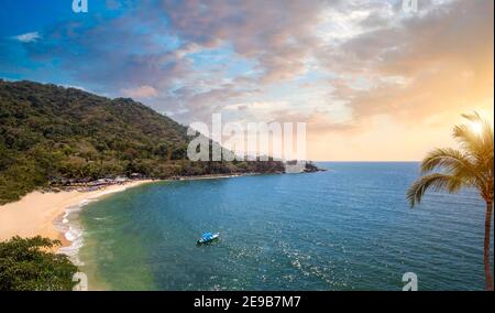 Plages de Puerto Vallarta, couchers de soleil et vues pittoresques sur l'océan près de la côte de la baie de Banderas. Banque D'Images