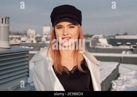 Belle confiante jeune femme architecte architecte concepteur sur le toit du chantier de construction regardant la caméra et souriant. Gros plan Banque D'Images