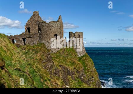 Bushmills, Irlande du Nord, Royaume-Uni. 29 avril 2016. Le château de Dunluce a été construit entre les XVe et XVIIe siècles dans les moulins de Bushmills, en Irlande du Nord. Banque D'Images