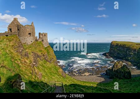 Bushmills, Irlande du Nord, Royaume-Uni. 29 avril 2016. Le château de Dunluce a été construit entre les XVe et XVIIe siècles dans les moulins de Bushmills, en Irlande du Nord. Banque D'Images