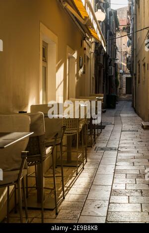 Voie étroite avec café en plein air dans la vieille ville, Zadar, Dalmatie, Croatie Banque D'Images