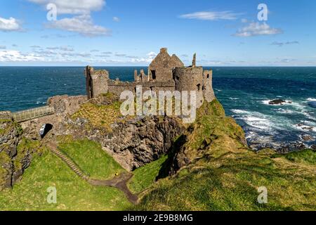 Bushmills, Irlande du Nord, Royaume-Uni. 29 avril 2016. Le château de Dunluce a été construit entre les XVe et XVIIe siècles dans les moulins de Bushmills, en Irlande du Nord. Banque D'Images