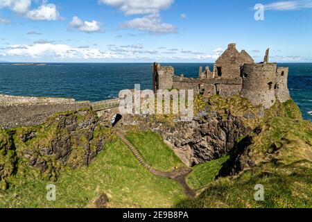 Bushmills, Irlande du Nord, Royaume-Uni. 29 avril 2016. Le château de Dunluce a été construit entre les XVe et XVIIe siècles dans les moulins de Bushmills, en Irlande du Nord. Banque D'Images