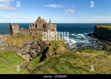 Bushmills, Irlande du Nord, Royaume-Uni. 29 avril 2016. Le château de Dunluce a été construit entre les XVe et XVIIe siècles dans les moulins de Bushmills, en Irlande du Nord. Banque D'Images