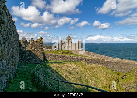 Bushmills, Irlande du Nord, Royaume-Uni. 29 avril 2016. Le château de Dunluce a été construit entre les XVe et XVIIe siècles dans les moulins de Bushmills, en Irlande du Nord. Banque D'Images