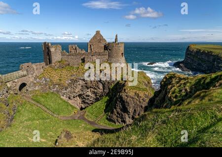 Bushmills, Irlande du Nord, Royaume-Uni. 29 avril 2016. Le château de Dunluce a été construit entre les XVe et XVIIe siècles dans les moulins de Bushmills, en Irlande du Nord. Banque D'Images