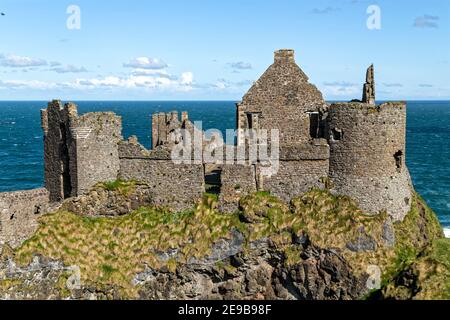 Bushmills, Irlande du Nord, Royaume-Uni. 29 avril 2016. Le château de Dunluce a été construit entre les XVe et XVIIe siècles dans les moulins de Bushmills, en Irlande du Nord. Banque D'Images