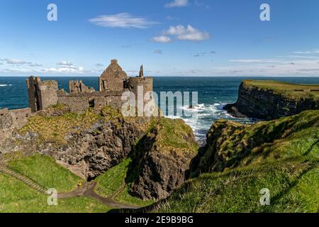 Bushmills, Irlande du Nord, Royaume-Uni. 29 avril 2016. Le château de Dunluce a été construit entre les XVe et XVIIe siècles dans les moulins de Bushmills, en Irlande du Nord. Banque D'Images