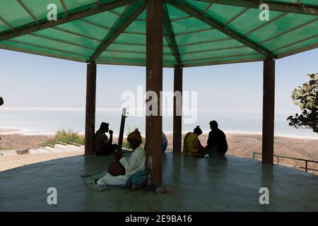 Vue sur le marais salin de Great Rann de Kalo Dungar: La colline Noire de Kutch. Banque D'Images