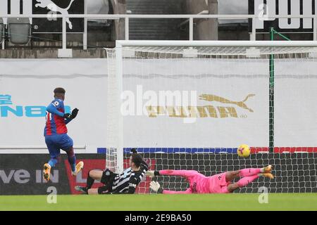 NEWCASTLE UPON TYNE, ANGLETERRE. 2 FÉVRIER : Wilfried Zaha de Crystal Palace bat Karl Darlow de Newcastle United uniquement pour être considéré comme un offense lors du match de la Premier League entre Newcastle United et Crystal Palace à St. James's Park, Newcastle, le mardi 2 février 2021. (Crédit : Mark Fletcher | INFORMATIONS MI) Banque D'Images