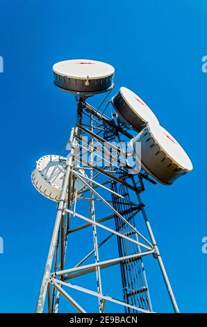 Téléphone micro-ondes radio tour avec 4 antennes paraboliques contre le ciel bleu. Banque D'Images