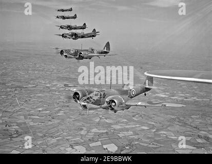 Bristol Blenheim Mk IVF de l'escadron n° 254 RAF volant d'Aldergrove en Irlande du Nord, mai 1941. Six FIV de Blenheim Mark de l'escadron no 254 RAF, volant en formation au-dessus de l'Irlande du Nord peu après l'arrivée de units à Aldergrove, comté d'Antrim, 1941 Banque D'Images