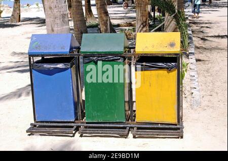 L'île de Boracay, dans la province d'Aklan aux Philippines, autrefois populaire sur le marché des routards, a reçu l'ordre de fermer le 26 avril 2018 pour six mois en raison de problèmes de croissance insoutenables. La détérioration des conditions environnementales, y compris les problèmes d'égout, les violations omniprésentes des bâtiments, l'érosion des plages et une image désobligeante ont contribué à la fermeture. Le temps leur a permis de réhabiliter et de se développer, ce qui a entraîné la fermeture de 400 hôtels et restaurants pour violation des lois environnementales locales. La série de photos a été prise en 2005, treize ans avant la fermeture obligatoire. Banque D'Images