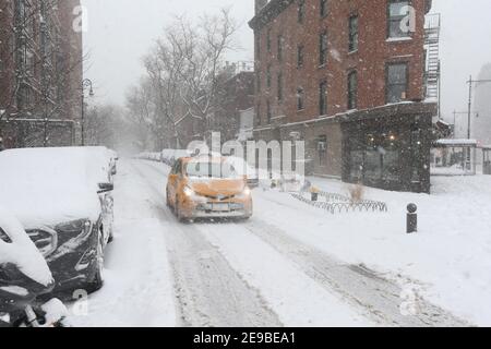 New York City USA UN taxi de New York sur la 11ème rue ouest dans la neige Banque D'Images