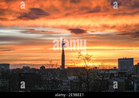 Londres, Royaume-Uni. 03ème février 2021. Un magnifique coucher de soleil sur la ligne d'horizon de Londres avec vue sur la Tour BT. Crédit : SOPA Images Limited/Alamy Live News Banque D'Images