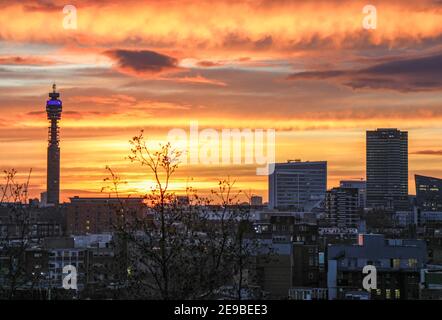 Londres, Royaume-Uni. 03ème février 2021. Un magnifique coucher de soleil sur la ligne d'horizon de Londres avec vue sur la Tour BT. Crédit : SOPA Images Limited/Alamy Live News Banque D'Images