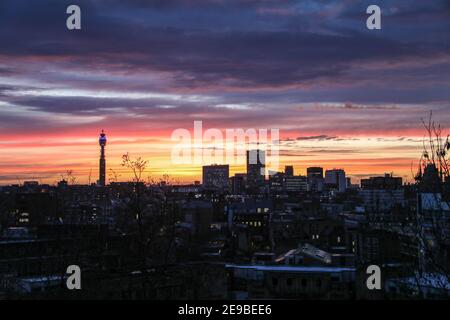 Londres, Royaume-Uni. 03ème février 2021. Un magnifique coucher de soleil sur la ligne d'horizon de Londres avec vue sur la Tour BT. Crédit : SOPA Images Limited/Alamy Live News Banque D'Images