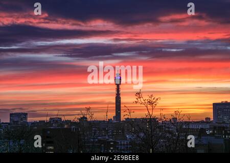 Londres, Royaume-Uni. 03ème février 2021. Un magnifique coucher de soleil sur la ligne d'horizon de Londres avec vue sur la Tour BT. Crédit : SOPA Images Limited/Alamy Live News Banque D'Images