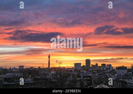 Londres, Royaume-Uni. 03ème février 2021. Un magnifique coucher de soleil sur la ligne d'horizon de Londres avec vue sur la Tour BT. Crédit : SOPA Images Limited/Alamy Live News Banque D'Images