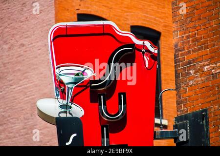 Enseigne Neon avec Martini, centre-ville de Chicago, Illinois, États-Unis Banque D'Images