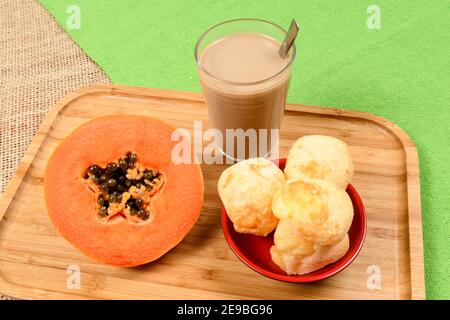 Guide alimentaire brésilien - petit-déjeuner, avec café au lait, pain au fromage et papaye Banque D'Images