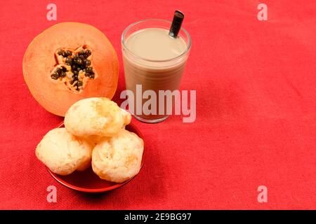 Guide alimentaire brésilien - petit-déjeuner, avec café au lait, pain au fromage et papaye Banque D'Images