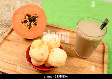 Guide alimentaire brésilien - petit-déjeuner, avec café au lait, pain au fromage et papaye Banque D'Images