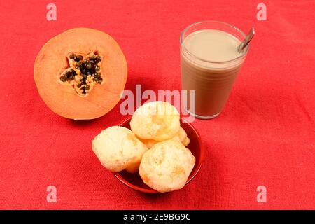 Guide alimentaire brésilien - petit-déjeuner, avec café au lait, pain au fromage et papaye Banque D'Images