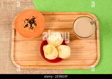 Guide alimentaire brésilien - petit-déjeuner, avec café au lait, pain au fromage et papaye Banque D'Images