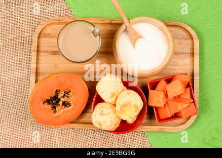 Guide alimentaire brésilien - petit-déjeuner, avec café au lait, pain au fromage et papaye Banque D'Images