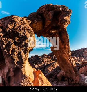 Elephant Rock et les montagnes Muddy, parc national de la Vallée de feu, Nevada, États-Unis Banque D'Images