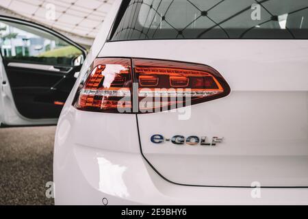 Wolfsburg, Allemagne - 19 juin 2016 : voiture électrique Volkswagen VW e-Golf dans les rues de la ville. Volkswagen est un constructeur automobile allemand dont le siège est situé à Wolfsburg, en Allemagne. Banque D'Images