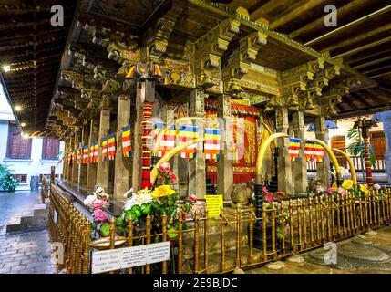 Le Patamalaya (étage inférieur) dans le Temple de la Lélique Sacrée de la dent à Kandy au Sri Lanka. C'est un temple bouddhiste sacré. Banque D'Images