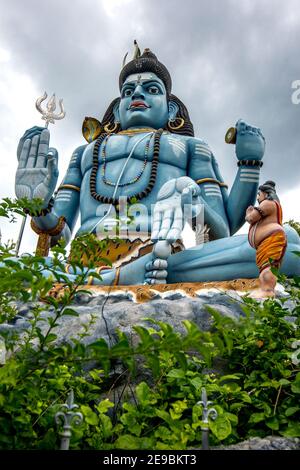 Une statue du dieu hindou Shiva au Koneswaram Kovil (temple) à Trincomalee, sur la côte est du Sri Lanka. Assis sur Swami Rock, les temples ori Banque D'Images