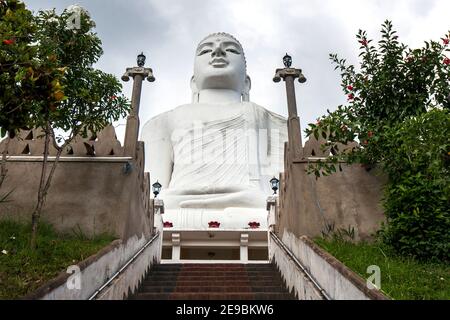 La statue assise de Bouddha Bahiravakanda (posture de Dhyana Mudra) au temple de Bahiravakanda qui se trouve au sommet d'une colline surplombant la ville de Kandy, Sri Lanka. Banque D'Images