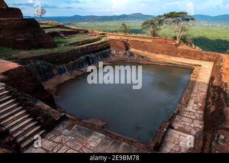 Le réservoir artificiel (pool) qui se trouve au sommet de la forteresse de Sigiriya Rock à Sigiriya, dans le centre du Sri Lanka. La piscine était sculptée de roche solide. Banque D'Images